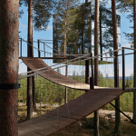 Der Mirrorcube, ein gespiegeltes Baumhaus des Treehotel in Schweden, über Holzstege zugänglich