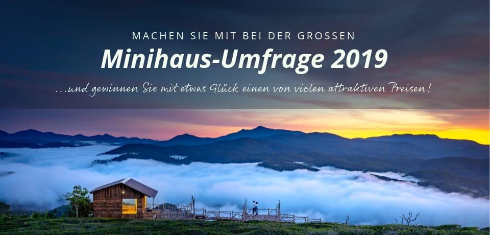 Landschaft mit Minihaus und Nebel über Bergen, darüber Text zur Minihaus-Umfrage 2019