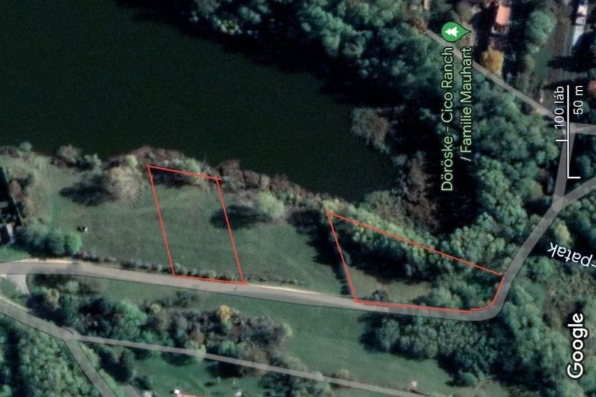 Satellitenansicht von vier Grundstücken am Wasser in Döröske, Ungarn, umgeben von Bäumen und einer Straße – Quelle: Google