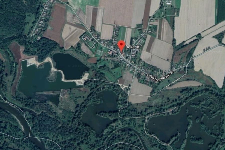 Satellitenansicht von Muraszemenye, Ungarn, mit Feldern, Wäldern, Seen und markierter Beké út 1