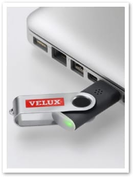 VELUX USB-Raumluftsensor leuchtet grün in einem Laptop-Anschluss