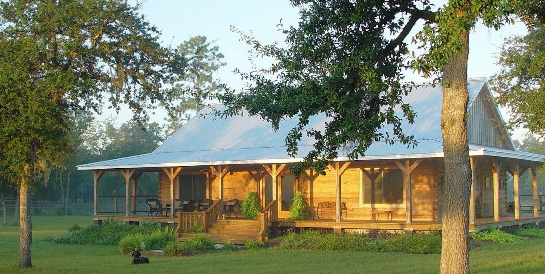 Blockhaus mit umlaufender Veranda