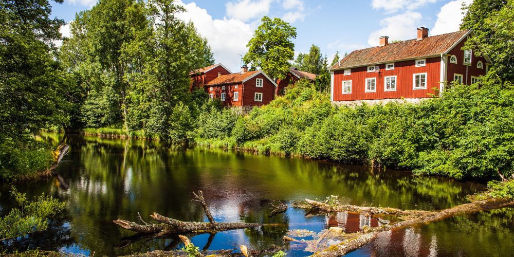 Bild Häuser in Schwedenrot an Flussufer