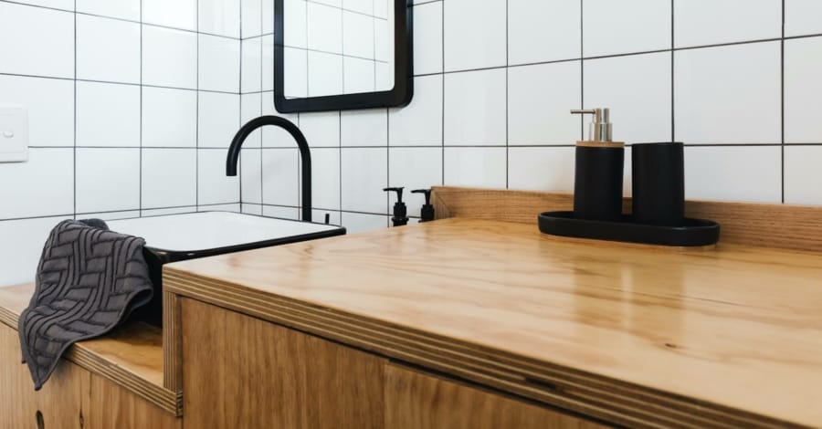 TINY and small HOUSES Wellness im Minihaus: Kleine Bäder modern